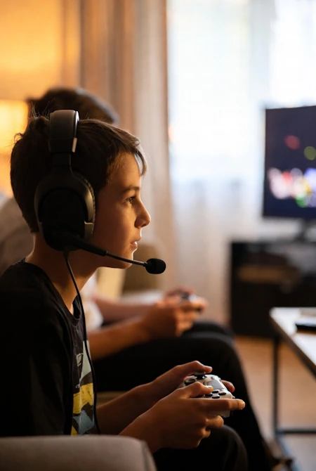 Online Gaming Risks keeping children safe online 08